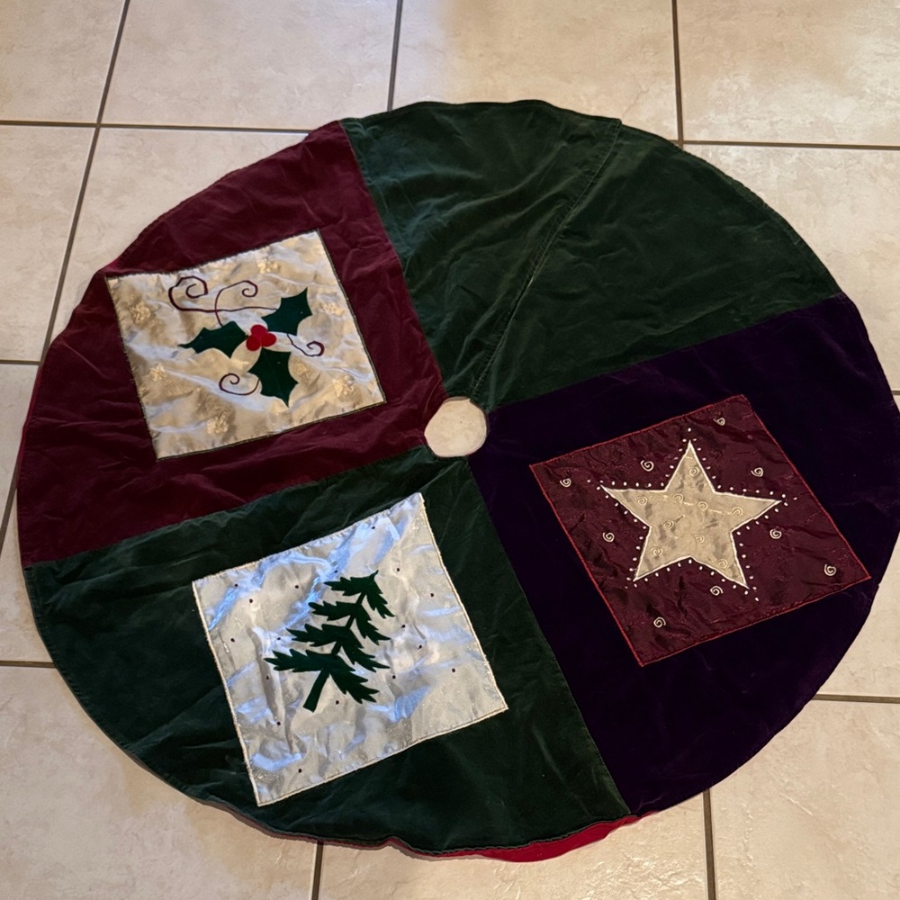 Christmas Velvet Reversible 43” Tree Skirt w/Slit Easy Bottom Tree Decorating